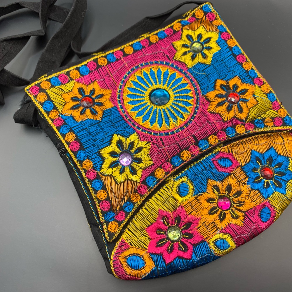 Multicoloured embroidered shoulder bag with zipper closure #festivalvibes